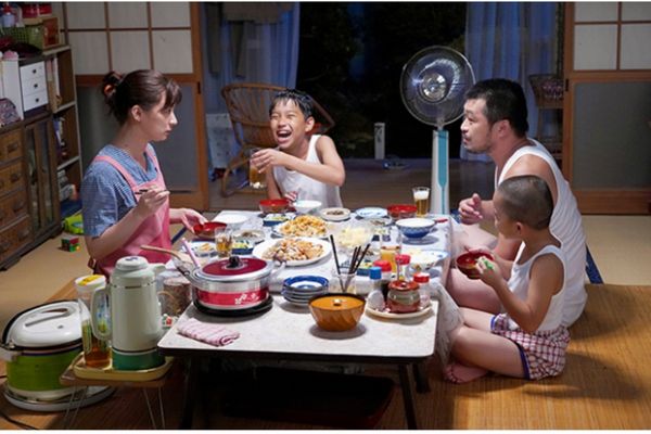 食卓を囲む昭和の家族