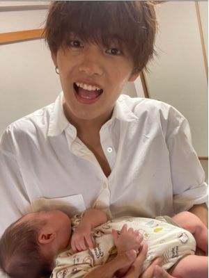 赤ちゃんを抱く植村颯太