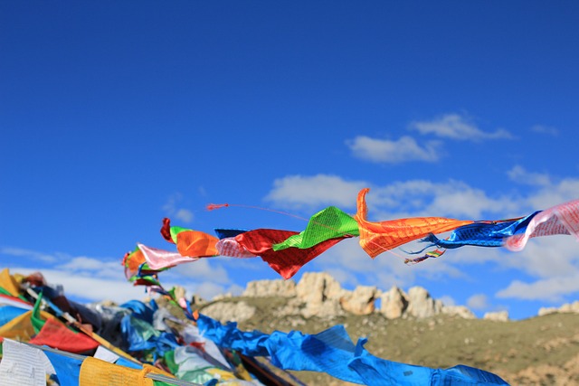 チベットの丘に羽ばたく色とりどりの布