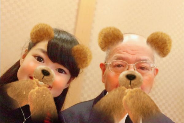 クマの変装をした祖父と孫娘